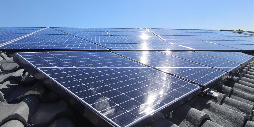 jurisprudence panneaux photovoltaïques: Panneaux solaires sur un toit de maison