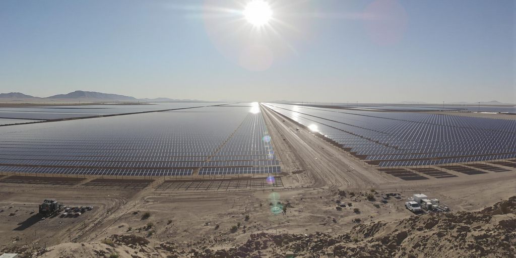 Panneaux solaires dans un vaste désert sous le soleil.