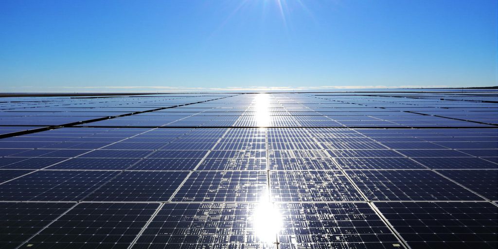 Panneaux solaires brillants sous un soleil éclatant.